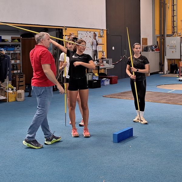 Landestrainer Karsten Thumm mit Tipps für den Speer-Anlauf