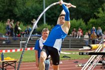 Ben Bichsel (LG Radolfzell) gewinnt den Stabhochsprung der U20 mit 4,90 Metern