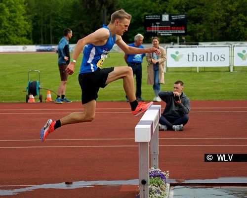 Silvan Rauscher (LAV Stadtwerke Tübingen) bei einer Hindernisüberquerung in der vergangenen Freiluft-Saison