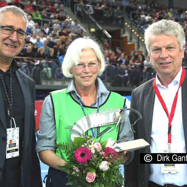 Iris Hensel erhält den DLV Medienpreis aus den Händen von DLV-Präsident Jürgen Kessing (rechts) und Mediendirektor Peter Schmitt